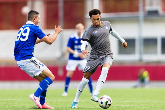 IFK Eskilstunas Daniel Hanna i kamp om bollen med Sleipners Isak Arvidsson Najhi