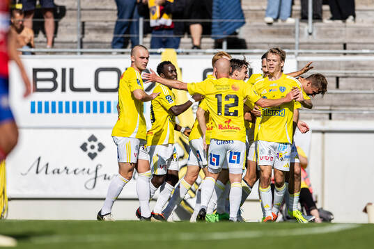 Falkenbergs spelare jublar efter 1-0 genom Noel Hansson