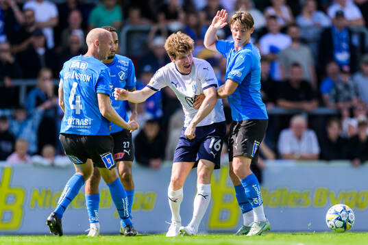 Halmstads Andreas Johansson och Jonathan Svedberg samt Malmö FFs Oliver Berg