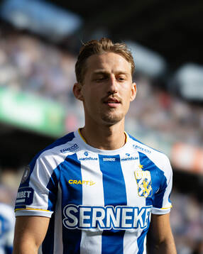 IFK Göteborgs Arbnor Mucolli innan fotbollsmatchen i Allsvenskan mellan IFK Göteborg och Värnamo den 10 augusti 2024 i Göteborg. 