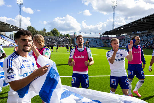 IFK Norrköpings Ismet Lushaku, Tim Prica  och Marcus Baggesen jublar