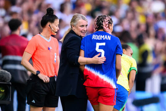 Head coach Emma Hayes and Trinity Rodman of USA in the