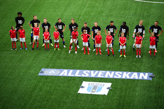 Sirius spelare med tröjor tillägnat Sirius Herman