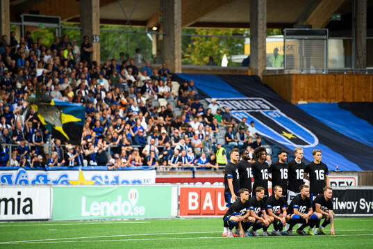 Sirius spelare med tröjor tillägnat Sirius Herman