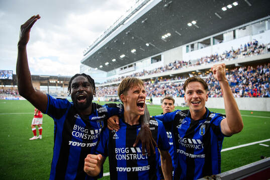 Sirius Marcus Lindberg jublar med Patrick Nwadike och Adam Vikman efter 3-0