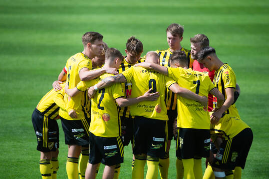 IFK Hässleholm samlas före avspark i matchen i div 2 mellan IFK Hässleholm och IFK Berga i Hässleholm 11 augusti 2024.