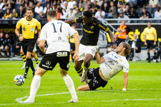 AIKs Mouhamed Lamine Fanne Dabo och Mjällbys Tom Pettersson