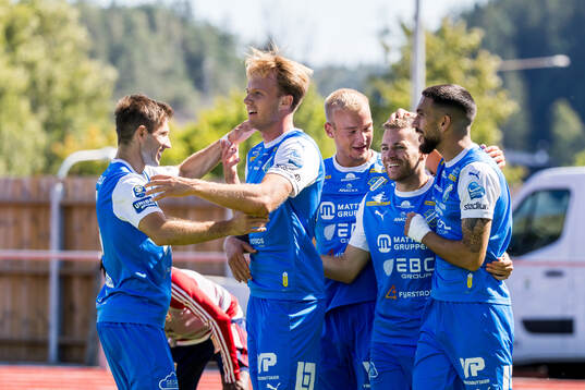 IK Oddevolds Oscar Iglicar Berntsson jublar med lagkamrater efter 1-0