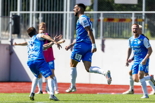 IK Oddevolds Daniel Krezic jublar med lagkamrater efter 2-1