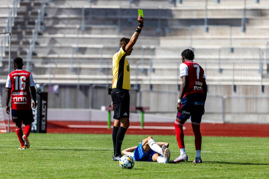Domare Magnus Lindgren visar gult kort till Sandvikens IFs