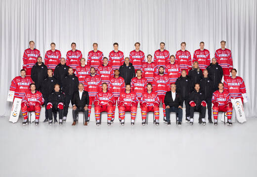  Erik Walli Walterholm, Sebastian Hartmann, Lukas Pilö, Oliver Johansson, Oliver Kapanen, Dennis Värmhed, Emil Pettersson, Simon Forsmark, Maximilian Eisenmenger, Anton Lundmark. 3:e ledet från vänster: Materialförvaltare John Westin, Tandläkare Åke Thimstrand, Lukas Sagranden, Elmer Eronen, Materialförvaltare Anders Huss, Emil Melander, Linus Nässén, Fystränare Sandra Nordenberg, Materialförvaltare Hampus Eriksson. 2:a ledet från vänster: Tim Juel, Massör Per Söderberg, Målvaktstränare Robin Danielsson, Tim Erixon, Jeremy Boyce, Anton Wedin, Per Svensson, Assisterande tränare Lars Marklund, Fysioterapeut Jon Berglund, Jacob Johansson. Sittande från vänster: Magnus Pääjärvi, Assisterande tränare Mika Hyvärinen, Sportchef Kimmo Kapanen, Didrik Strömberg, Anton Lander, Jonathan Dahlén, Assisterande sportchef Kent Norberg, Huvudtränare Olli Jokinen, Filip Hållander.