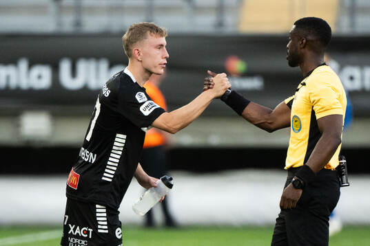 Örebros Valgeir Valgeirsson och Domare Fredrik Oppong