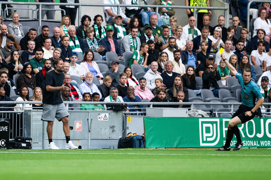 Brommapojkarnas tränare Olof Mellberg tilldelas gult kort