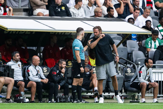 Brommapojkarnas tränare Olof Mellberg i diskussion med