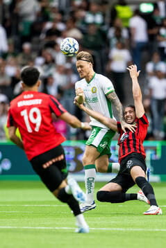 Hammarbys Victor Eriksson och Brommapojkarnas Nikola Vasic
