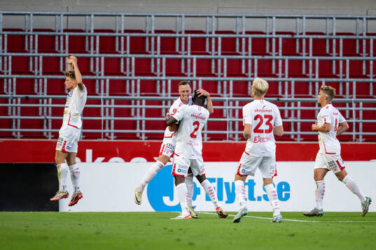 Degerfors Erik Lindell jublar med Mamadouba Diaby efter 1-1