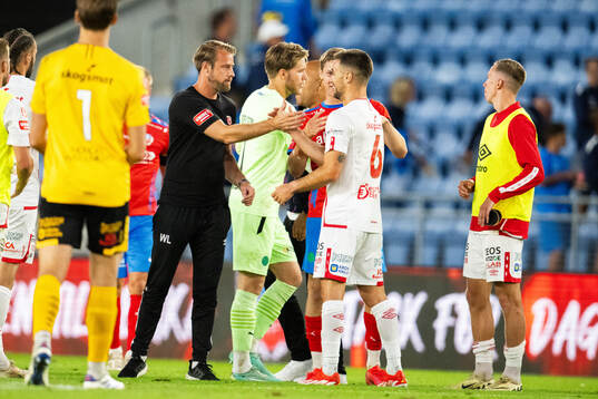 Degerfors tränare William Lundin och Carlos Moros Gracia jublar efter slutsignalen