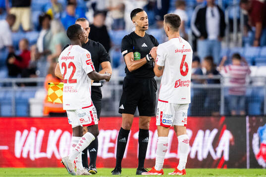 Degerfors Carlos Moros Gracia i samtal med domare Farouk Nehdi