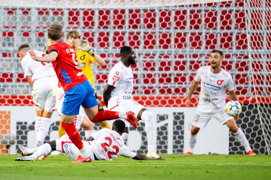Helsingborgs Taylor Silverholt skjuter och träffar handen på Degerfors spelare