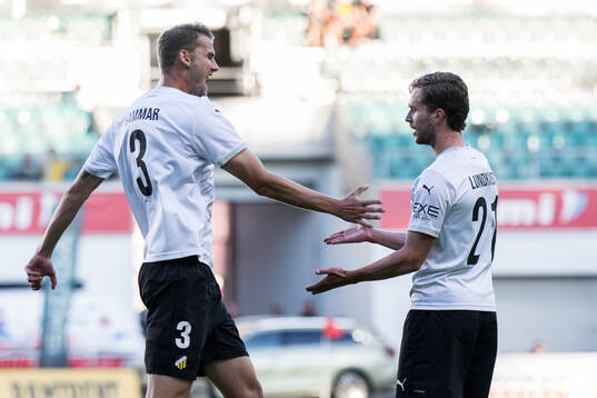 Adam Lundqvist celebrates with Johan Hammar of Häcken