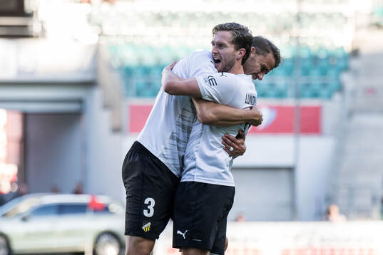 Adam Lundqvist celebrates with Johan Hammar of Häcken
