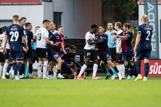 Zeidane Inoussa of Häcken in discussion with Predrag Medic