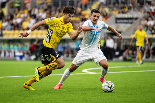 Besfort Zeneli of Elfsborg and Dejan Petrovic of Rijeka