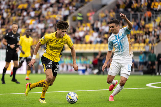 Besfort Zeneli of Elfsborg and Dejan Petrovic of Rijeka