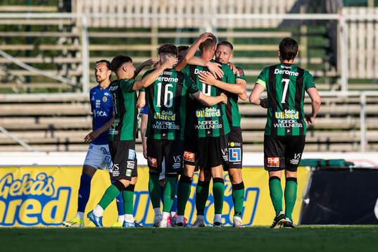 Varbergs Niklas Dahlström jublar med lagkamrater efter 1-0