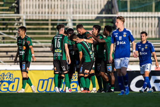 Varbergs Niklas Dahlström jublar med lagkamrater efter 1-0