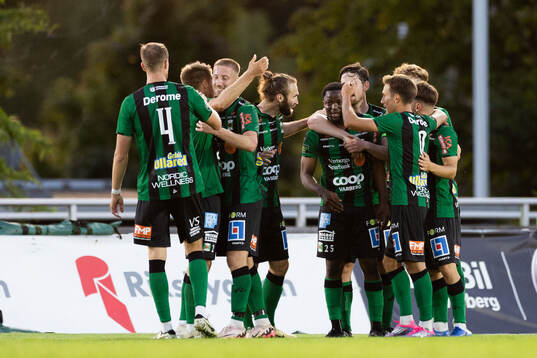 Varbergs Azeez Temitope Yusuf jublar med lagkamrater