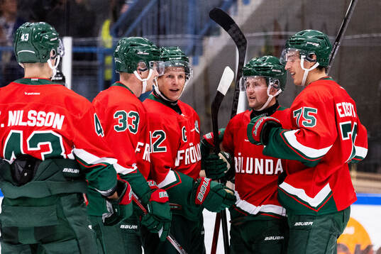 Frölundas Linus Weissbach jublar med Linus Högberg, Max