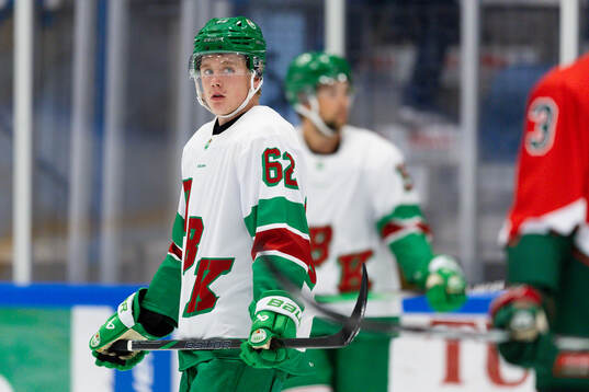 Rögles Eric Bürger innan träningsmatchen i ishockey