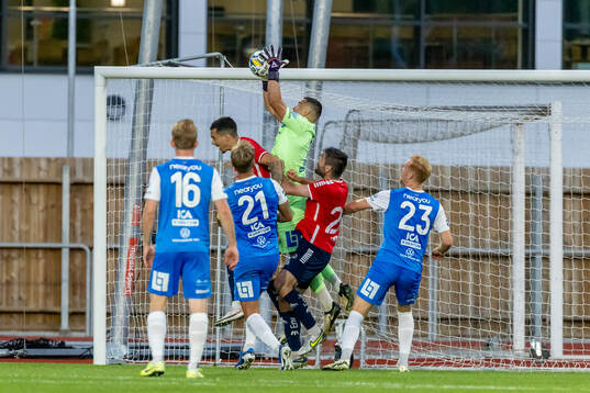 IK Oddevolds Armin Ibrahimovic fångar ett inlägg