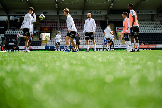 Örebros spelare värmer upp