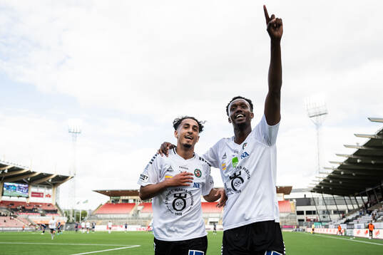 Örebros Elias Barsoum och Erik McCue jublar