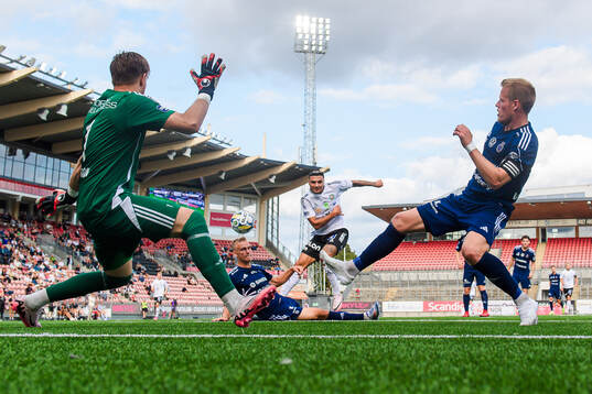 Gefles målvakt Oscar Jonsson, Gustav Friberg och Martin
