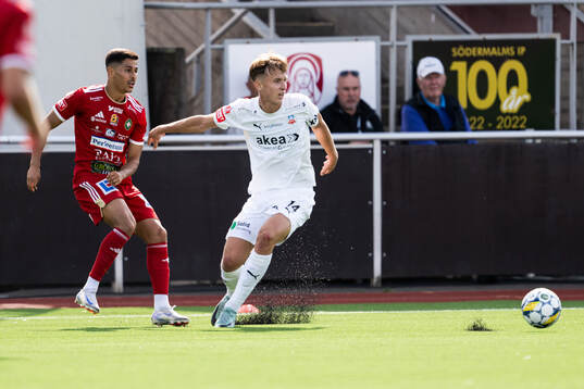 Skövde AIKs Marcus Mikhail och Helsingborgs Lukas Kjellnäs