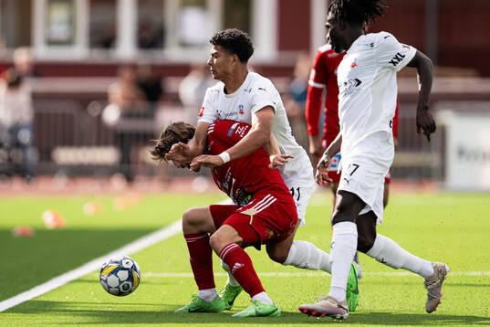 Skövde AIKs Hugo Engström och Helsingborgs Milan Silva