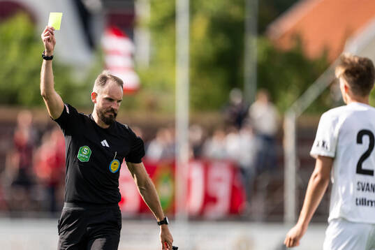 Domare Andreas Dufva-Johansson visar gult kort