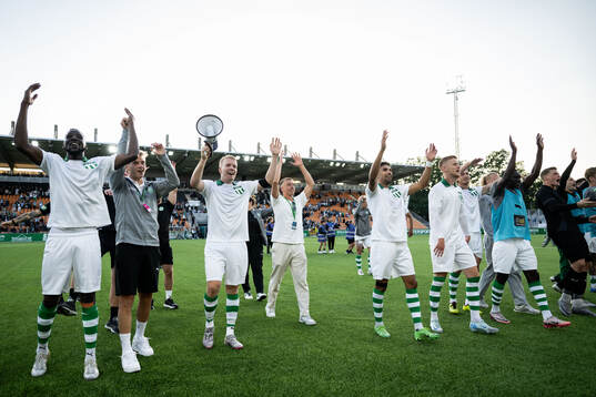 Västerås Simon Johansson jublar med lagkamrater