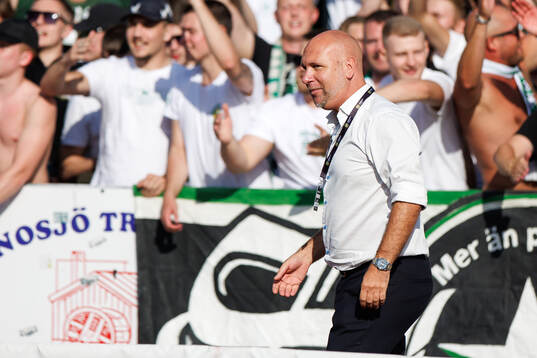 Hammarbys sportchef Mikael Hjelmberg jublar