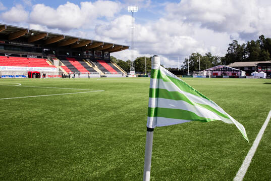 En hörnflagga med en grön och vit vimpel på Grimsta IP