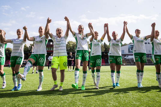 Hammarbys Thea Sørbo, Eva Nyström, målvakt Moa Edrud, Bella Andersson, Alice Carlsson, Cathinka Tandberg och Ellen Wangerheim jublar