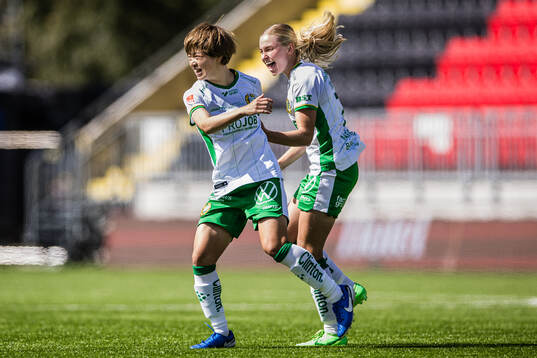 Hammarbys Emilie Joramo jublar med Asato Miyagawa efter 1-0