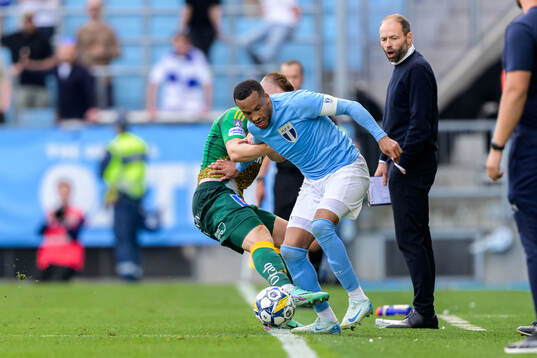 IFK Norrköpings Dino Salihovic och Malmö FFs Martin Olsson framför IFK Norrköpings tränare Andreas Alm