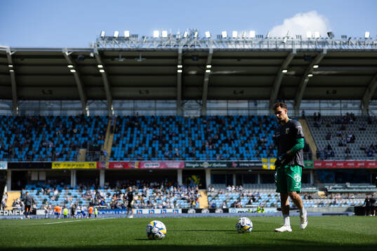IFK Göteborgs målvakt Elis Bishesari innan  fotbollsmatchen i Allsvenskan mellan IFK Göteborg och Sirius den 17 augusti 2024 i Göteborg. 