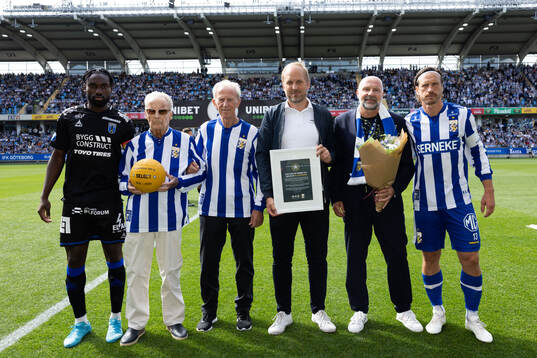 Ebbe Olsson, Donald Niklasson, IFK Göteborgs klubbdirektör Håkan Mild och Gustav Svensson mottar en jubileumsboll från Robert Johansson, SEF,  för att fira Allsvenskan 100 år