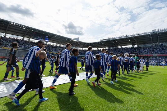IFK Göteborgs och Sirius spelare på väg ut för line up