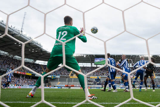 IFK Göteborgs målvakt Jacob Karlström räddar en nick från Sirius Patrick Nwadike